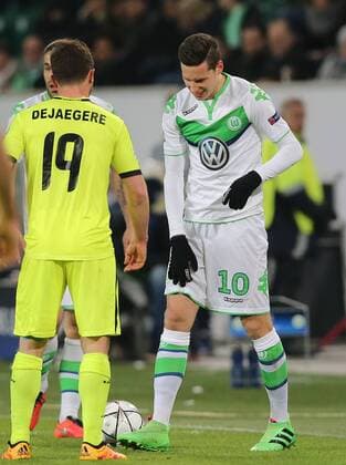 Julian Draxler (VfL Wolfsburg) fasst sich an den rechten Oberschenkel