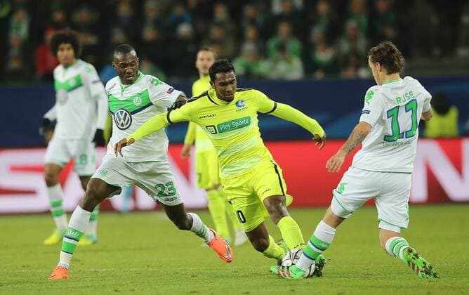 Josuha Guilavogui (VfL Wolfsburg), Renato Neto (KAA Gent), Max Kruse (VfL Wolfsburg), v.l.