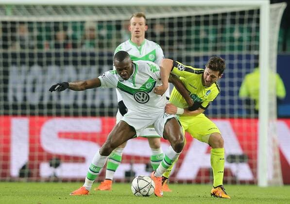 Josuha Guilavogui (VfL Wolfsburg) im Duell mit Rafinha (KAA Gent)