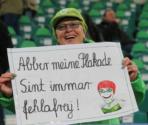 Themen der Woche - Sport Bilder des Tages - SPORT Wolfsburger Fan mit Plakat