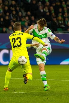 Fußball, UEFA Champions League, VfL Wolfsburg - KAA Gent; Torschuss von Max Kruse (Wolfsburg, 11). xtgx