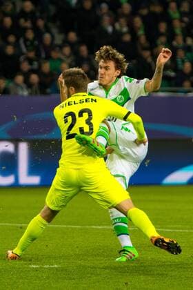 Fußball, UEFA Champions League, VfL Wolfsburg - KAA Gent; v.l. Lasse Nielsen (Gent, 23) gegen Max Kruse (Wolfsburg, 11) Zweikampf, Duell, duell, tackle, Tackling, Aktion, action. xtgx