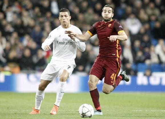 Real Madrid s Cristiano Ronaldo (l) and AS Roma s Kostas Manolas during UEFA Champions League match. March 8,2016.  (2016030840)
