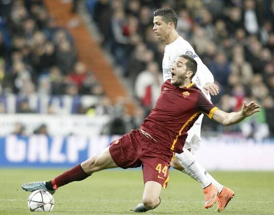 Real Madrid s Cristiano Ronaldo (r) and AS Roma s Kostas Manolas during UEFA Champions League match. March 8,2016.  (2016030841)