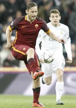 Real Madrid s Mateo Kovacic (r) and AS Roma s Francesco Totti during UEFA Champions League match. March 8,2016.  (2016030847)