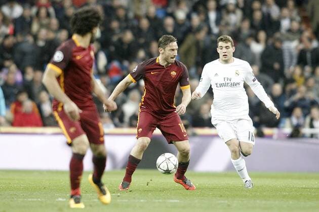 Real Madrid s Mateo Kovacic (r) and AS Roma s Francesco Totti (c) and Mohamed Salah during UEFA Champions League match. March 8,2016.  (2016030848)