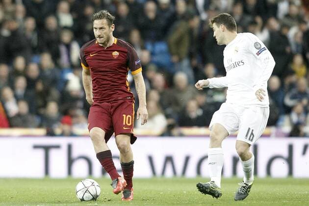 Real Madrid s Mateo Kovacic (r) and AS Roma s Francesco Totti during UEFA Champions League match. March 8,2016.  (2016030849)