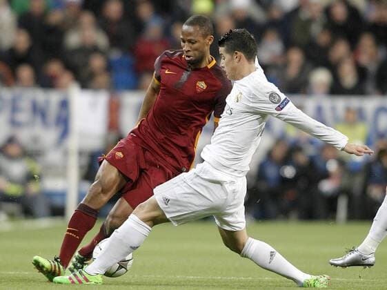 Real Madrid s James Rodriguez (r) and AS Roma s Seydou Keita during UEFA Champions League match. March 8,2016.  (2016030853)
