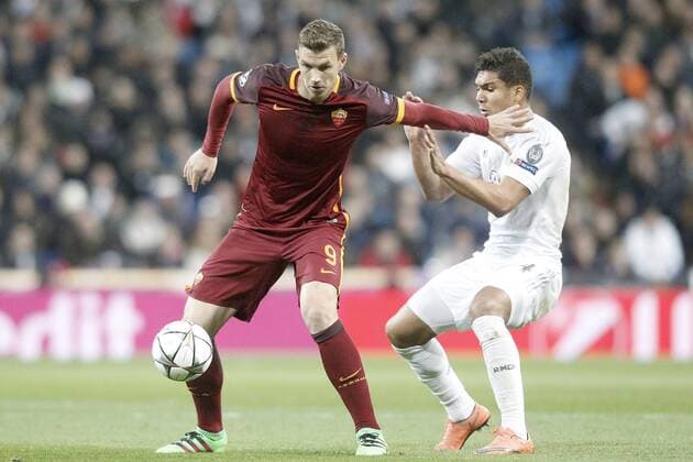 Real Madrid s Carlos Henrique Casemiro (r) and AS Roma s Edin Dzeko during UEFA Champions League match. March 8,2016.  (2016030866)