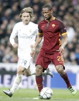 Real Madrid s Luka Modric (l) and AS Roma s Seydou Keita during UEFA Champions League match. March 8,2016.  (2016030871)