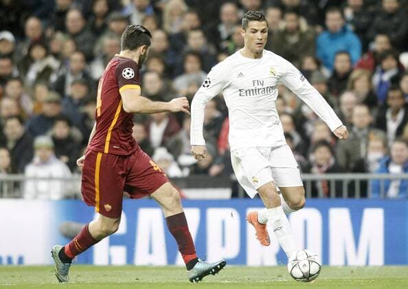 Real Madrid s Cristiano Ronaldo (r) and AS Roma s Kostas Manolas during UEFA Champions League match. March 8,2016.  (2016030875)