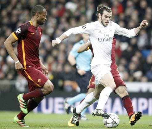 Real Madrid s Gareth Bale (r) and AS Roma s Seydou Keita during UEFA Champions League match. March 8,2016.  (2016030884)