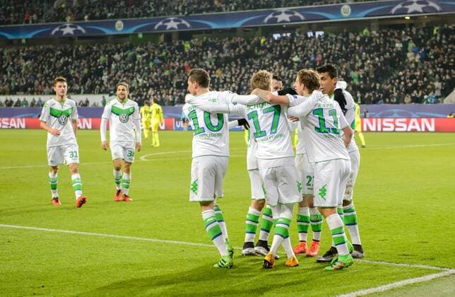 8. Maerz 2016: Wolfsburg, Volkswagen Arena: Fussball UEFA Champions League: VfL Wolfsburg - KAA Gent: Wolfsburgs Andre Schuerrle (M) jubelt ueber seinen Treffer zum 1:0 mit seinen Mitspielern.