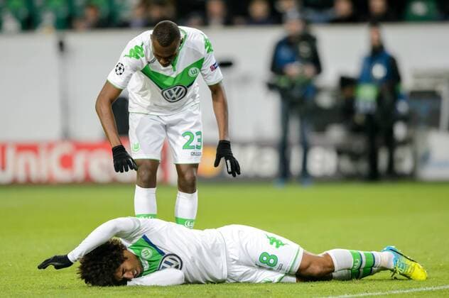 8. Maerz 2016: Wolfsburg, Volkswagen Arena: Fussball UEFA Champions League: VfL Wolfsburg - KAA Gent: Wolfsburgs Dante stoesst mit Gents Torwart Matz Sels zusammen und liegt verletzt am Boden, dahinter Josuha Guilavogui.