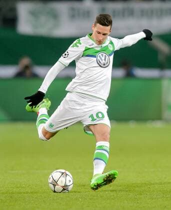 8. Maerz 2016: Wolfsburg, Volkswagen Arena: Fussball UEFA Champions League: VfL Wolfsburg - KAA Gent: Wolfsburgs Julian Draxler am Ball.