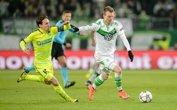 8. Maerz 2016: Wolfsburg, Volkswagen Arena: Fussball UEFA Champions League: VfL Wolfsburg - KAA Gent: Wolfsburgs Maximilian Arnold (weiss) gegen Gents Sven Kums.
