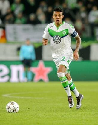 8. Maerz 2016: Wolfsburg, Volkswagen Arena: Fussball UEFA Champions League: VfL Wolfsburg - KAA Gent: Wolfsburgs Luiz Gustavo am Ball.