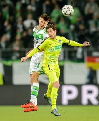 8. Maerz 2016: Wolfsburg, Volkswagen Arena: Fussball UEFA Champions League: VfL Wolfsburg - KAA Gent: Wolfsburgs Robin Knoche (weiss) gegen Gents Thomas Matton.