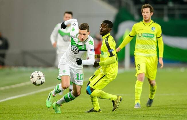 8. Maerz 2016: Wolfsburg, Volkswagen Arena: Fussball UEFA Champions League: VfL Wolfsburg - KAA Gent: Wolfsburgs Julian Draxler (weiss) gegen Gents Nana Asare.