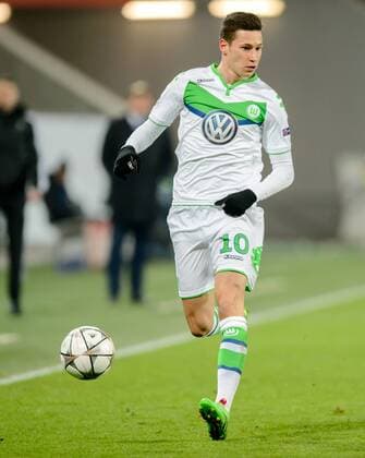 8. Maerz 2016: Wolfsburg, Volkswagen Arena: Fussball UEFA Champions League: VfL Wolfsburg - KAA Gent: Wolfsburgs Julian Draxler am Ball.