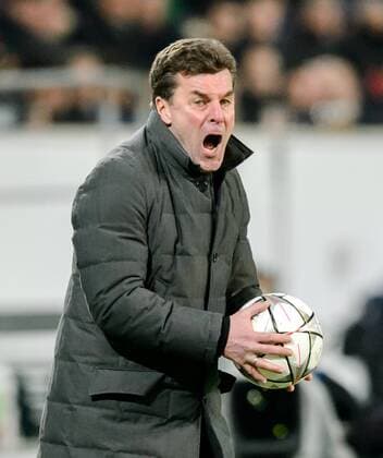 8. Maerz 2016: Wolfsburg, Volkswagen Arena: Fussball UEFA Champions League: VfL Wolfsburg - KAA Gent: Wolfsburgs Trainer Dieter Hecking nachdenklich.
