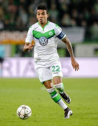 8. Maerz 2016: Wolfsburg, Volkswagen Arena: Fussball UEFA Champions League: VfL Wolfsburg - KAA Gent: Wolfsburgs Luiz Gustavo am Ball.