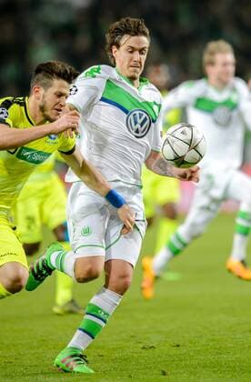 8. Maerz 2016: Wolfsburg, Volkswagen Arena: Fussball UEFA Champions League: VfL Wolfsburg - KAA Gent: Wolfsburgs Max Kruse (weiss) gegen Gents Rami Gershon.