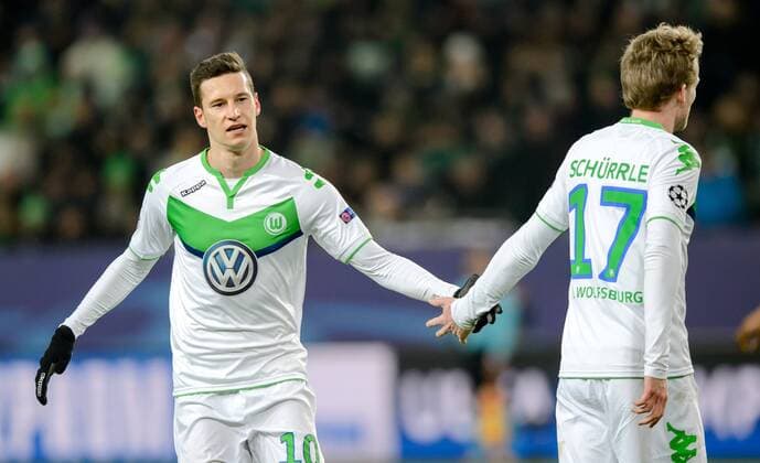 8. Maerz 2016: Wolfsburg, Volkswagen Arena: Fussball UEFA Champions League: VfL Wolfsburg - KAA Gent: Wolfsburgs Andre Schuerrle (r) klatscht mit Julian Draxler ab.