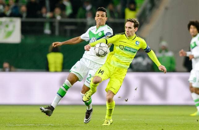8. Maerz 2016: Wolfsburg, Volkswagen Arena: Fussball UEFA Champions League: VfL Wolfsburg - KAA Gent: Wolfsburgs Luiz Gustavo (weiss) gegen Gents Sven Kums.