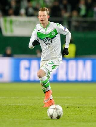 8. Maerz 2016: Wolfsburg, Volkswagen Arena: Fussball UEFA Champions League: VfL Wolfsburg - KAA Gent: Wolfsburgs Maximilian Arnold am Ball.