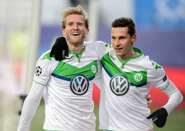 8. Maerz 2016: Wolfsburg, Volkswagen Arena: Fussball UEFA Champions League: VfL Wolfsburg - KAA Gent: Wolfsburgs Andre Schuerrle (l) jubelt ueber seinen Treffer zum 1:0 mit Julian Draxler.