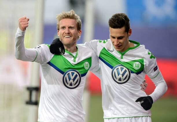 8. Maerz 2016: Wolfsburg, Volkswagen Arena: Fussball UEFA Champions League: VfL Wolfsburg - KAA Gent: Wolfsburgs Andre Schuerrle (l) jubelt ueber seinen Treffer zum 1:0 mit Julian Draxler.