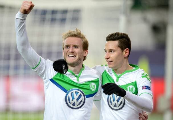 Themen der Woche - Sport Bilder des Tages - SPORT 8. Maerz 2016: Wolfsburg, Volkswagen Arena: Fussball UEFA Champions League: VfL Wolfsburg - KAA Gent: Wolfsburgs Andre Schuerrle (l) jubelt ueber seinen Treffer zum 1:0 mit Julian Draxler.
