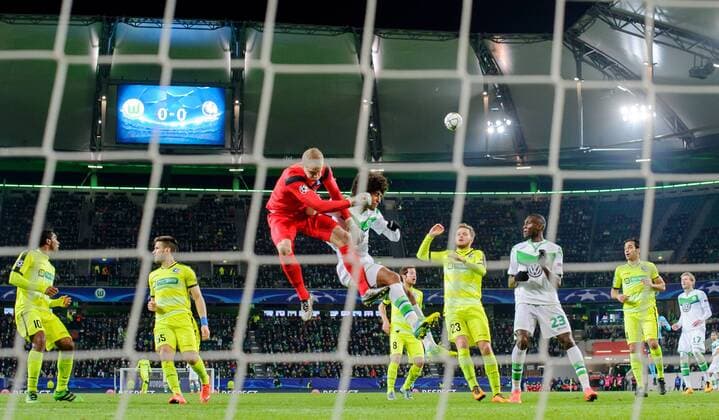 8. Maerz 2016: Wolfsburg, Volkswagen Arena: Fussball UEFA Champions League: VfL Wolfsburg - KAA Gent: Wolfsburgs Dante stoesst mit Gents Torwart Matz Sels zusammen und liegt verletzt am Boden.