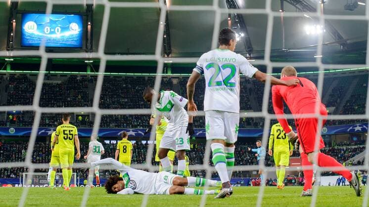 8. Maerz 2016: Wolfsburg, Volkswagen Arena: Fussball UEFA Champions League: VfL Wolfsburg - KAA Gent: Wolfsburgs Dante stoesst mit Gents Torwart Matz Sels zusammen und liegt verletzt am Boden.