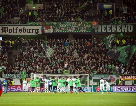 Fussball Wolfsburg 08.03.2016 Champions League Achtelfinale Rückspiel Saison 2015 2016 VFL Wolfsburg - KAA Gent Wolfsburger Fans feiern mit der Mannschaft