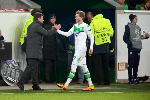 Fussball Wolfsburg 08.03.2016 Champions League Achtelfinale Rückspiel Saison 2015 2016 VFL Wolfsburg - KAA Gent Dieter Hecking (Wolfsburg, Trainer) bedankt sich bei Andre Schürrle (Wolfsburg, No.17) nach der Auswechslung