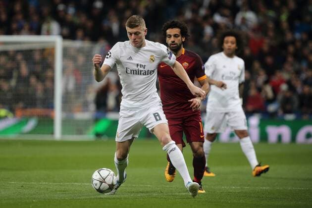 08 03.2016 UEFA Champions League Estadio Santiago Bernabeu Toni Kroos of Real Madrid (left) and Mohamed Salah of AS Roma during the UEFA Champions League last 16 second leg match in Madrid between Real Madrid and Roma at the Estadio Santiago Bernabeu in Madrid, Spain. UEFA Champions League - Real Madrid v Roma UCL_RM_Rma