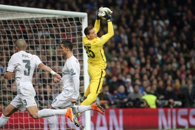 08 03.2016 UEFA Champions League Estadio Santiago Bernabeu Real Madrid CF v AS Roma Wojciech Szczesny, goalkeeper of AS Roma (right) catches the ball during the UEFA Champions League last 16 second leg match in Madrid between Real Madrid and Roma at the Estadio Santiago Bernabeu in Madrid, Spain. UEFA Champions League - Real Madrid v Roma UCL_RM_Rma