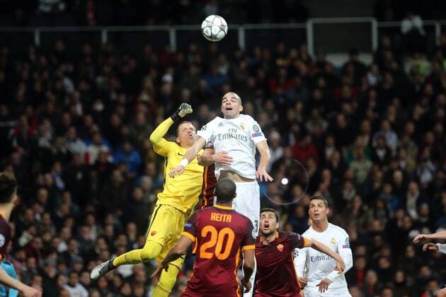 08 03.2016 UEFA Champions League Estadio Santiago Bernabeu Real Madrid CF v AS Roma Wojciech Szczesny, goalkeeper of AS Roma (left) punches the ball ahead of Pepe of Real Madrid (centre in white kit) during the UEFA Champions League last 16 second leg match in Madrid between Real Madrid and Roma at the Estadio Santiago Bernabeu in Madrid, Spain. UEFA Champions League - Real Madrid v Roma UCL_RM_Rma