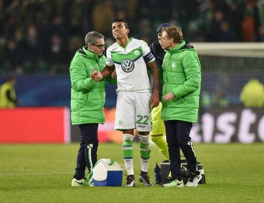08.03.2016, Fussball, Saison 2015 2016, Champions League, Achtelfinale, VfL Wolfsburg - KAA Gent 1:0, Luiz Gustavo (VfL Wolfsburg) wird behandelt