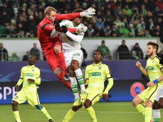 08.03.2016, Fussball, Saison 2015 2016, Champions League, Achtelfinale, VfL Wolfsburg - KAA Gent 1:0, Torwart Matz Sels (KAA Gent), li., gegen Dante (VfL Wolfsburg)