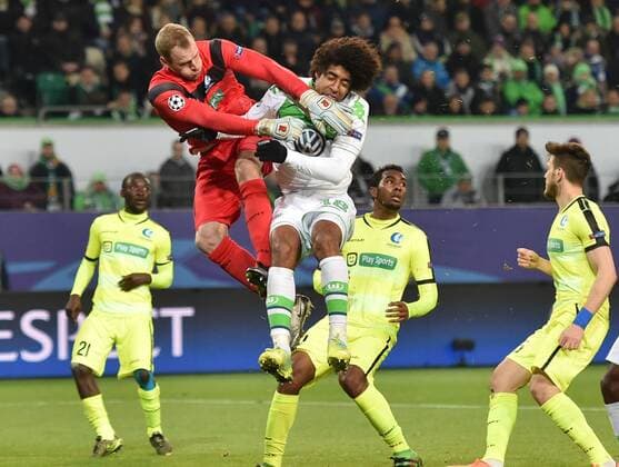 08.03.2016, Fussball, Saison 2015 2016, Champions League, Achtelfinale, VfL Wolfsburg - KAA Gent 1:0, Torwart Matz Sels (KAA Gent), li., gegen Dante (VfL Wolfsburg)