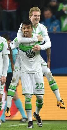 08.03.2016, Fussball, Saison 2015 2016, Champions League, Achtelfinale, VfL Wolfsburg - KAA Gent 1:0, Jubel Andre Schürrle, Andre Schuerrle (VfL Wolfsburg), re., und Luiz Gustavo (VfL Wolfsburg)