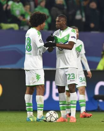 08.03.2016, Fussball, Saison 2015 2016, Champions League, Achtelfinale, VfL Wolfsburg - KAA Gent 1:0, Dante (VfL Wolfsburg), li., und Josuha Guilavogui (VfL Wolfsburg)