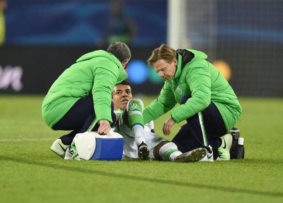 08.03.2016, Fussball, Saison 2015 2016, Champions League, Achtelfinale, VfL Wolfsburg - KAA Gent 1:0, Luiz Gustavo (VfL Wolfsburg) wird behandelt
