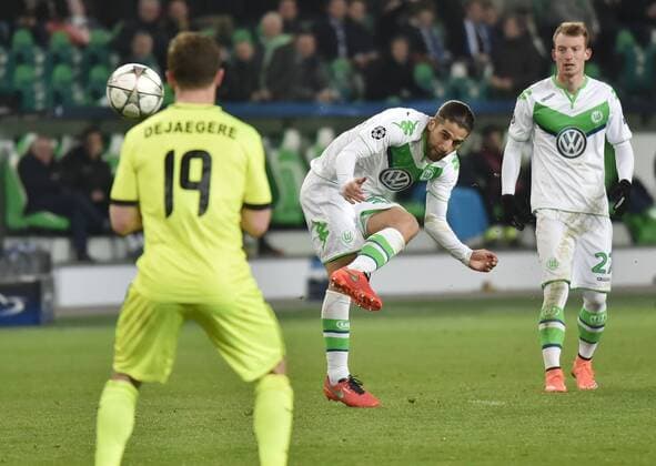 08.03.2016, Fussball, Saison 2015 2016, Champions League, Achtelfinale, VfL Wolfsburg - KAA Gent 1:0, Freistoss Ricardo Rodriguez (VfL Wolfsburg), rechts Maximilian Arnold (VfL Wolfsburg)