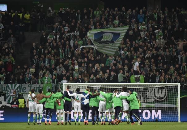 08.03.2016, Fussball, Saison 2015 2016, Champions League, Achtelfinale, VfL Wolfsburg - KAA Gent 1:0, Wolfsburgs Spieler feiern den Sieg mit ihren Fans