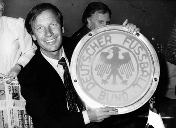 Der VfB Stuttgart ist Deutscher Meister: Trainer Helmut Benthaus mit der Meisterschale