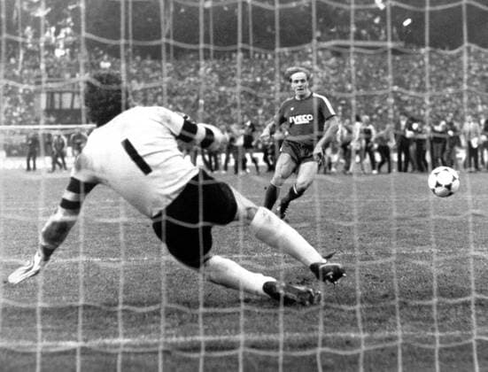 DFB-Pokal Finale, FC Bayern München - Borussia Mönchengladbach: Michael Rummenigge (Bayern) verwandelt gegen Torwart Ulrich Sude (Mönchengladbach) den entscheidenden Elfmeter zum 8:7